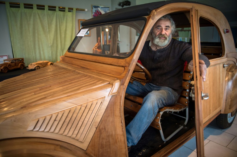 2CV grandeur nature en bois fruitier