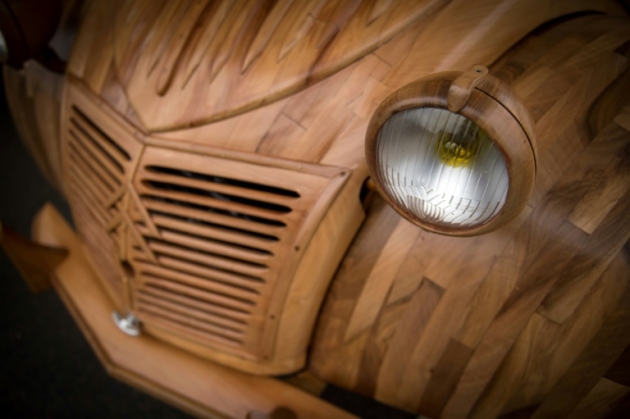 La 2CV de ce retraité est entièrement faite de bois et elle fonctionne !