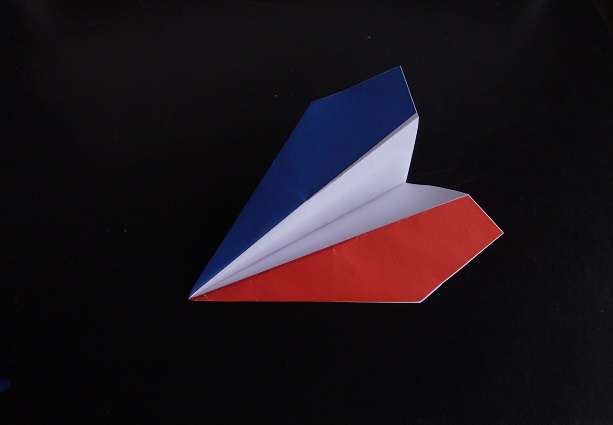 Avion en Papier Téléchargeable aux Couleurs du Drapeau Français